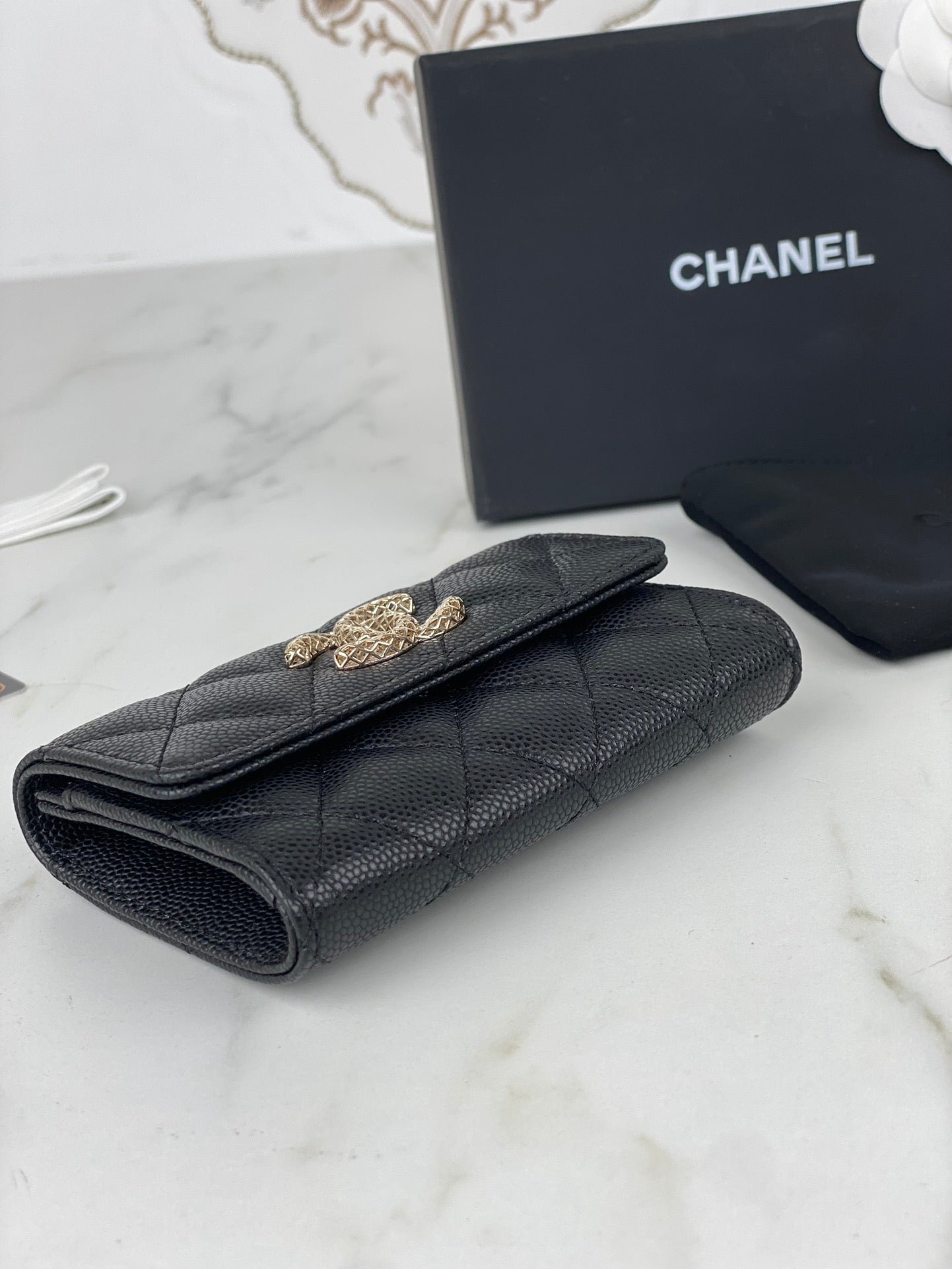 {Style No: WCIBC3HU} CC FLAP CARD HOLDER 11 BLACK GRAINED CALFSKIN GOLD ICON - Image 6