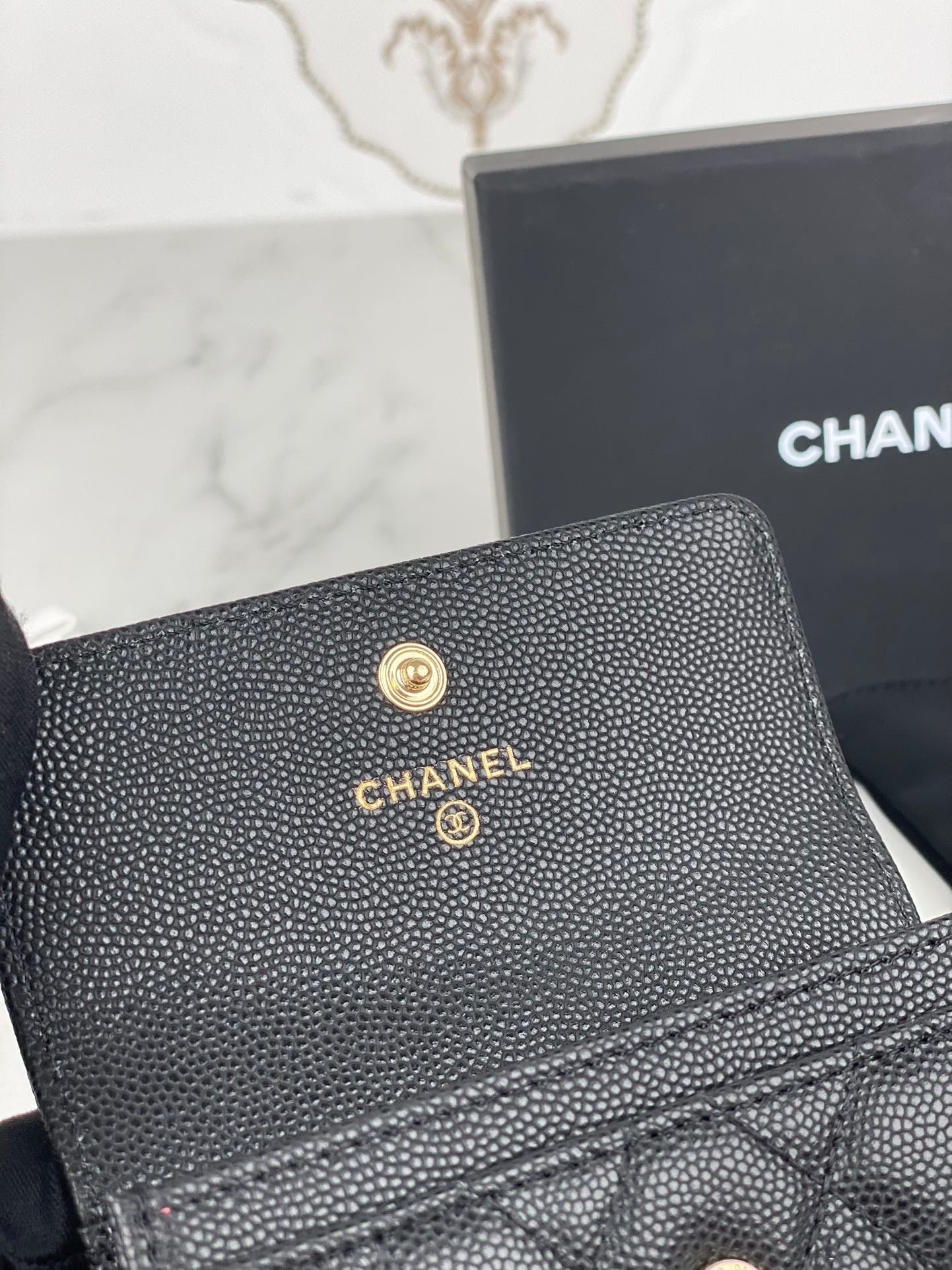 {Style No: WCIBC3HU} CC FLAP CARD HOLDER 11 BLACK GRAINED CALFSKIN GOLD ICON - Image 9