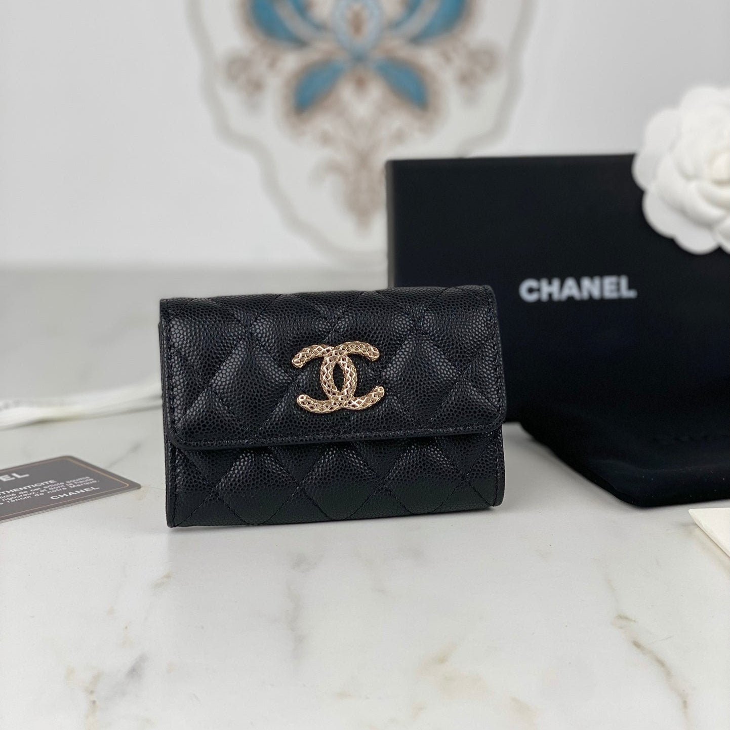{Style No: WCIBC3HU} CC FLAP CARD HOLDER 11 BLACK GRAINED CALFSKIN GOLD ICON