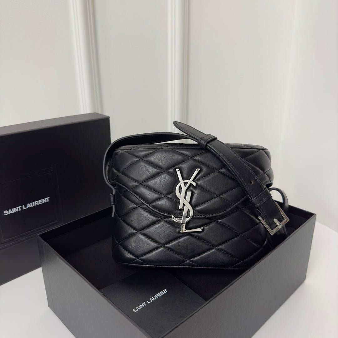 {Style No: N52VIZCA} JUNE 19 BLACK QUILTED LAMBSKIN WITH SILVER LOGO BOX BAG