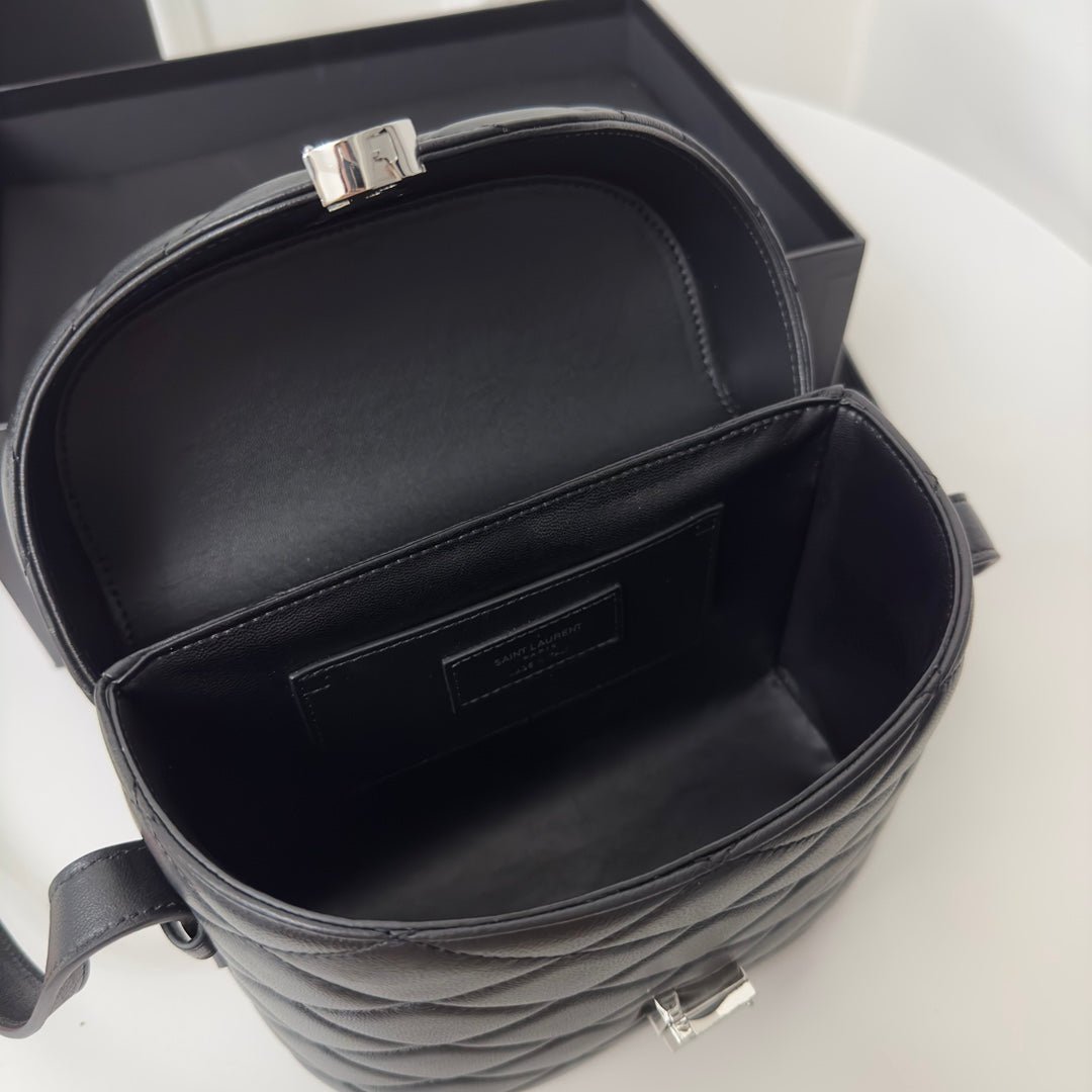 {Style No: N52VIZCA} JUNE 19 BLACK QUILTED LAMBSKIN WITH SILVER LOGO BOX BAG - Image 4