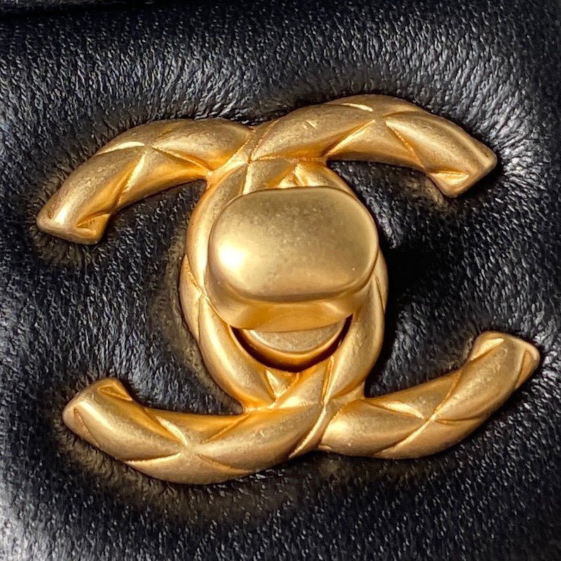 {Style No: ZPITS6QR} CC SMALL 15 VANITY CASE IN BLACK CALFSKIN GOLD HARDWARE - Image 3