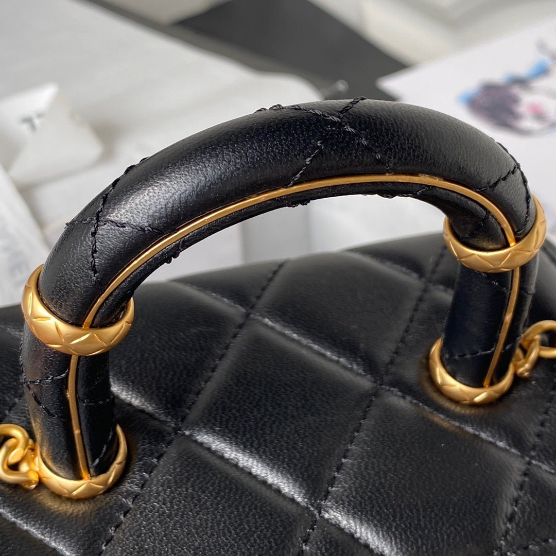 {Style No: ZPITS6QR} CC SMALL 15 VANITY CASE IN BLACK CALFSKIN GOLD HARDWARE - Image 8
