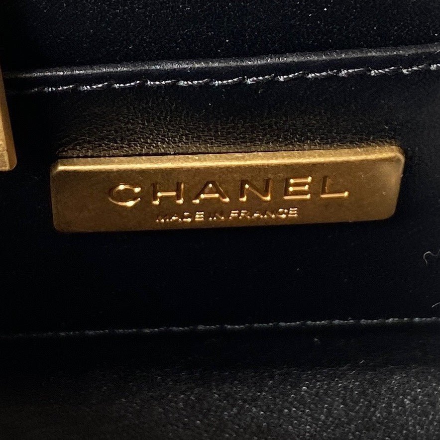 {Style No: ZPITS6QR} CC SMALL 15 VANITY CASE IN BLACK CALFSKIN GOLD HARDWARE - Image 9