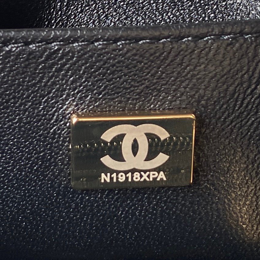 {Style No: ZPITS6QR} CC SMALL 15 VANITY CASE IN BLACK CALFSKIN GOLD HARDWARE - Image 7