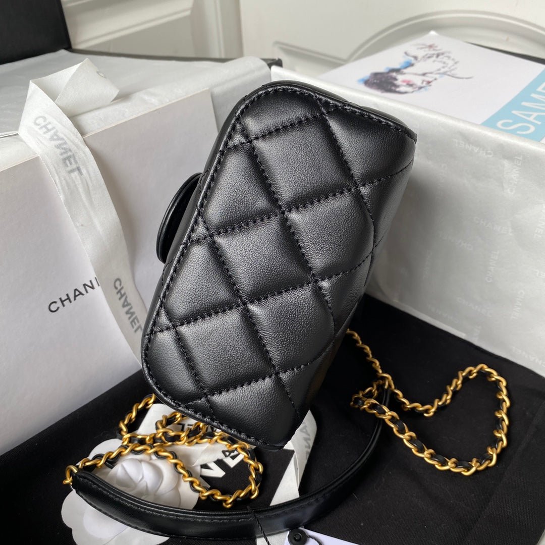 {Style No: ZPITS6QR} CC SMALL 15 VANITY CASE IN BLACK CALFSKIN GOLD HARDWARE - Image 4