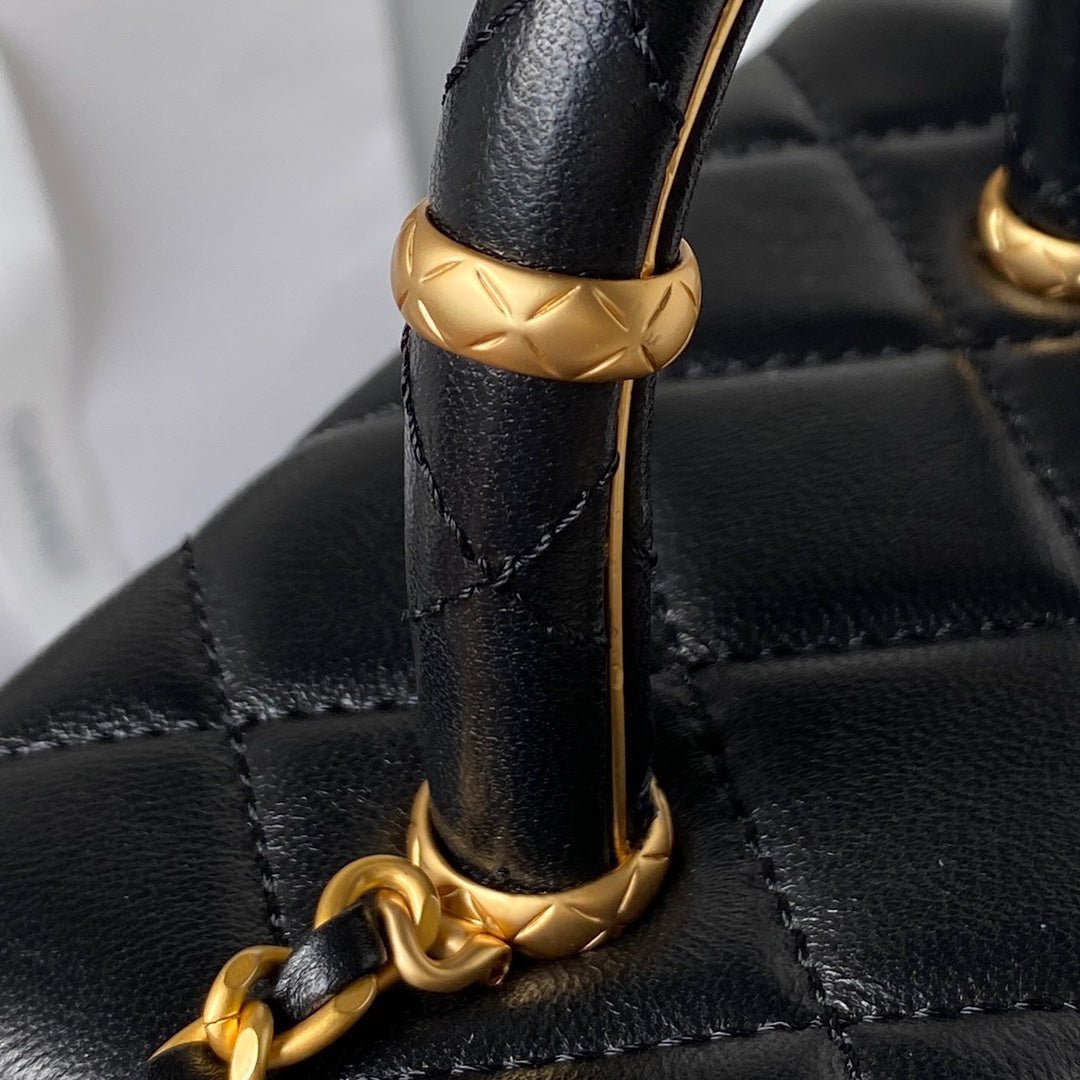 {Style No: ZPITS6QR} CC SMALL 15 VANITY CASE IN BLACK CALFSKIN GOLD HARDWARE - Image 2
