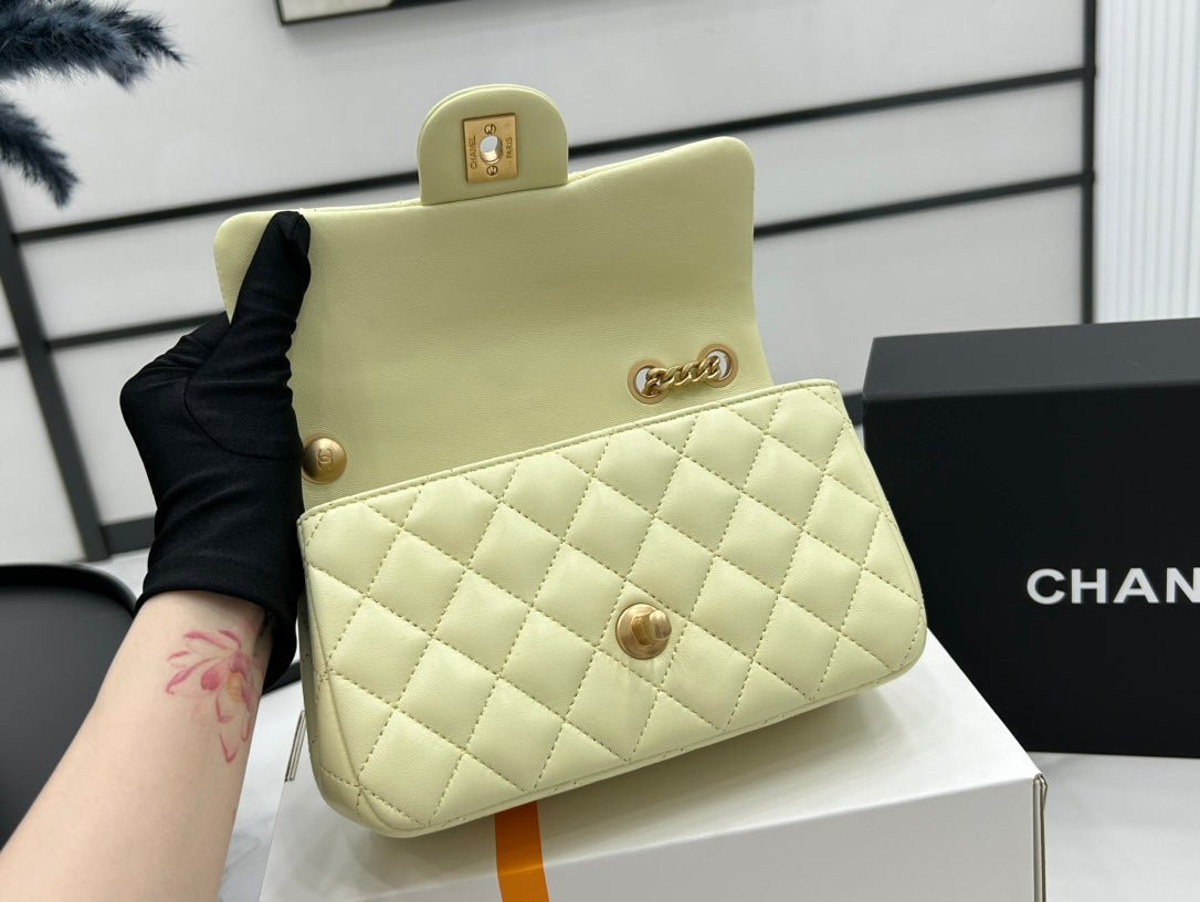 {Style No: C722C1W5} CC SMALL 20 FLAP BAG IN NEON YELLOW CALFSKIN GOLD HARDWARE - Image 3