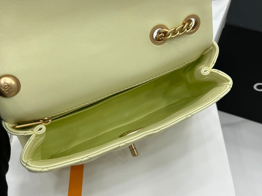 {Style No: C722C1W5} CC SMALL 20 FLAP BAG IN NEON YELLOW CALFSKIN GOLD HARDWARE - Image 6