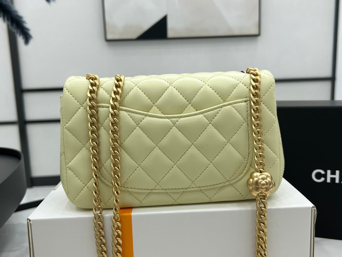 {Style No: C722C1W5} CC SMALL 20 FLAP BAG IN NEON YELLOW CALFSKIN GOLD HARDWARE - Image 4
