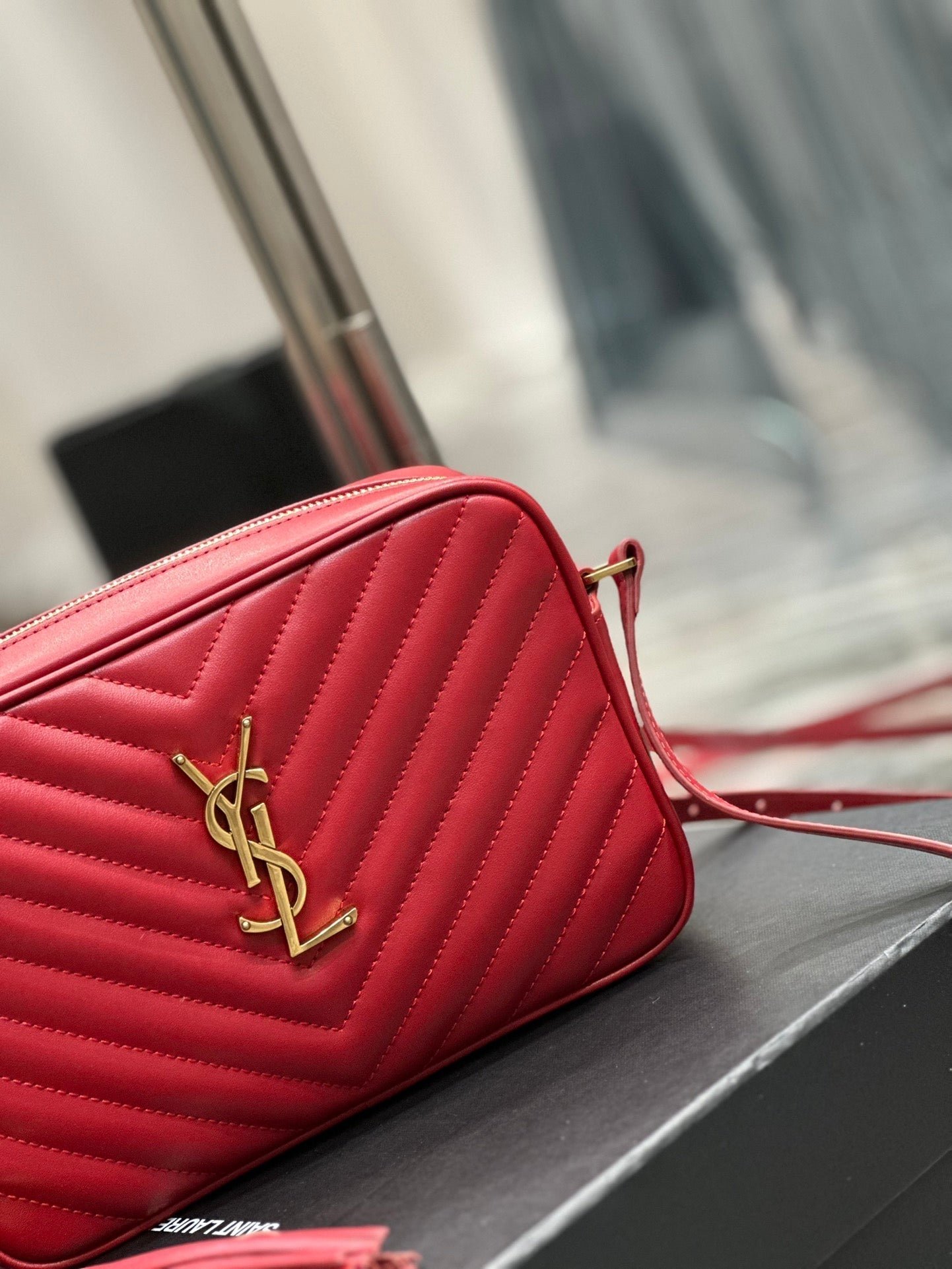 {Style No: EIMVYQ7J} LOU CAMERA 23 RED LAMBSKIN GOLD HARDWARE - Image 4