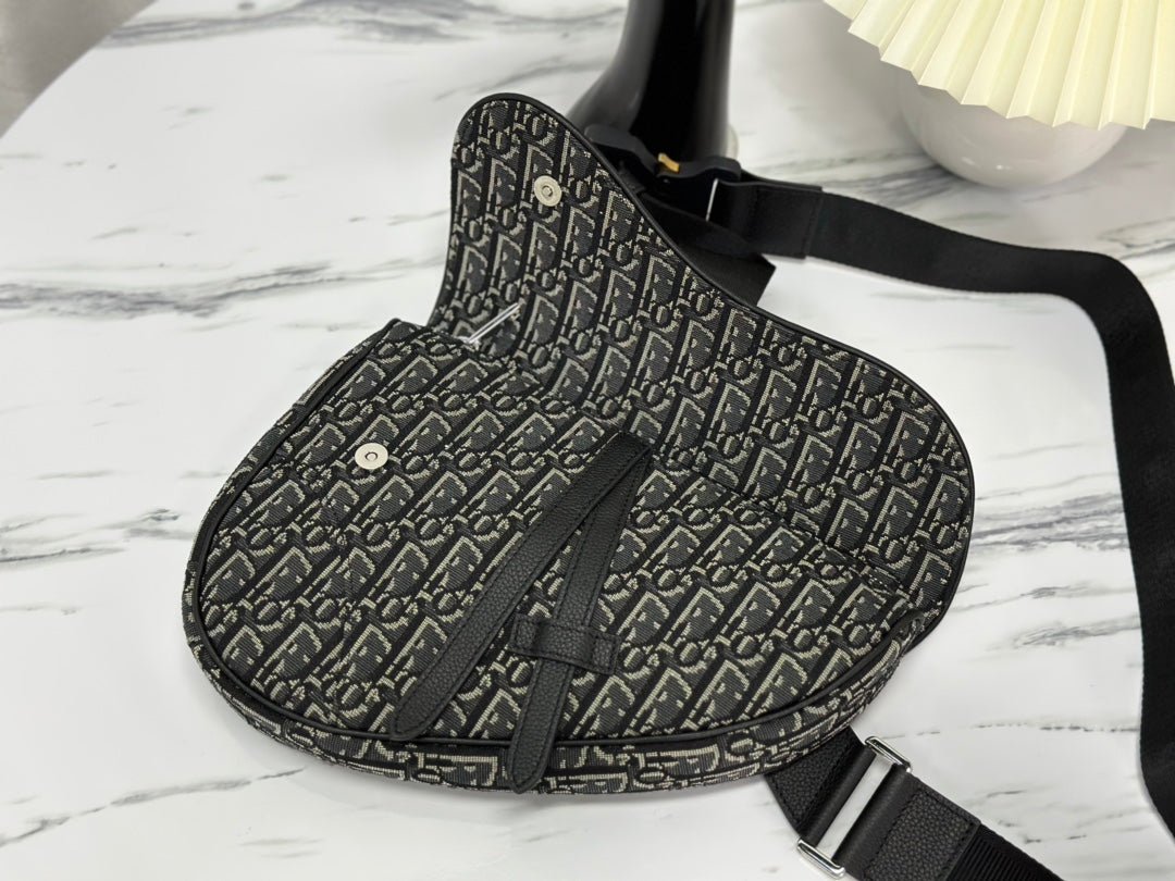 {Style No: JTQ8X12L} SADDLE 28 BAG IN BLACK OBLIQUE JACQUARD - Image 5