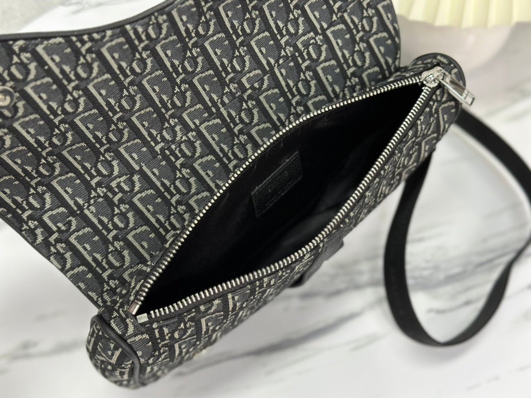 {Style No: JTQ8X12L} SADDLE 28 BAG IN BLACK OBLIQUE JACQUARD - Image 6
