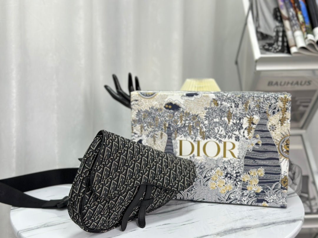 {Style No: JTQ8X12L} SADDLE 28 BAG IN BLACK OBLIQUE JACQUARD - Image 3