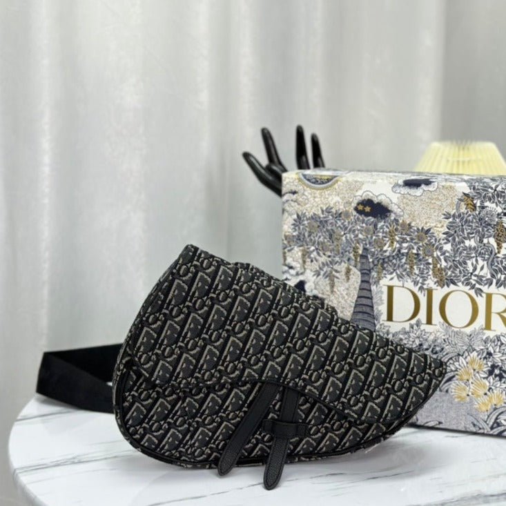 {Style No: JTQ8X12L} SADDLE 28 BAG IN BLACK OBLIQUE JACQUARD