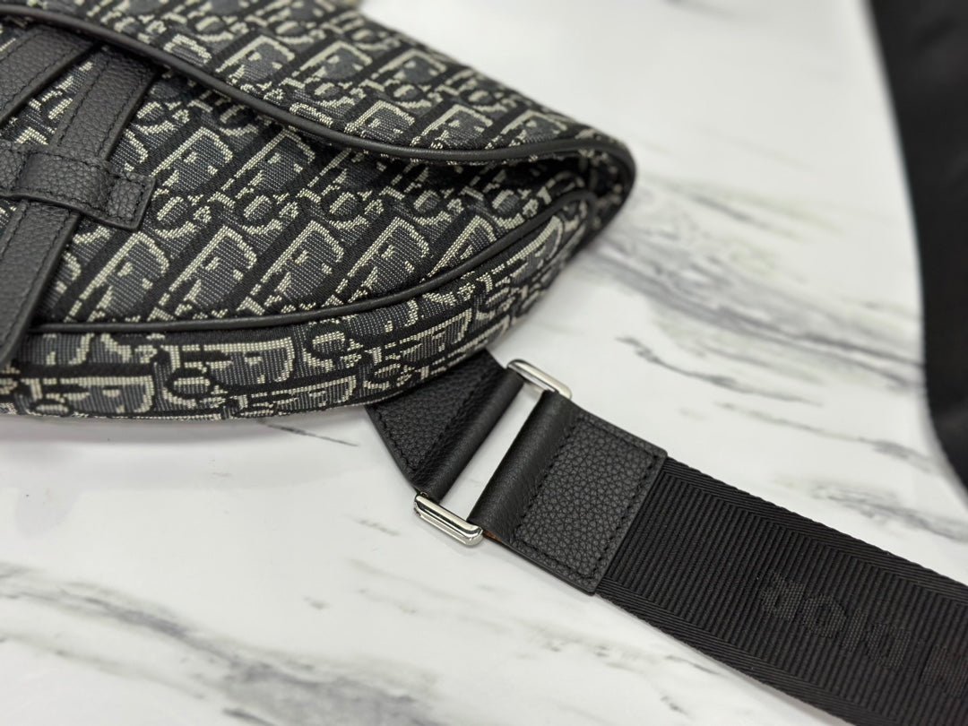 {Style No: JTQ8X12L} SADDLE 28 BAG IN BLACK OBLIQUE JACQUARD - Image 7