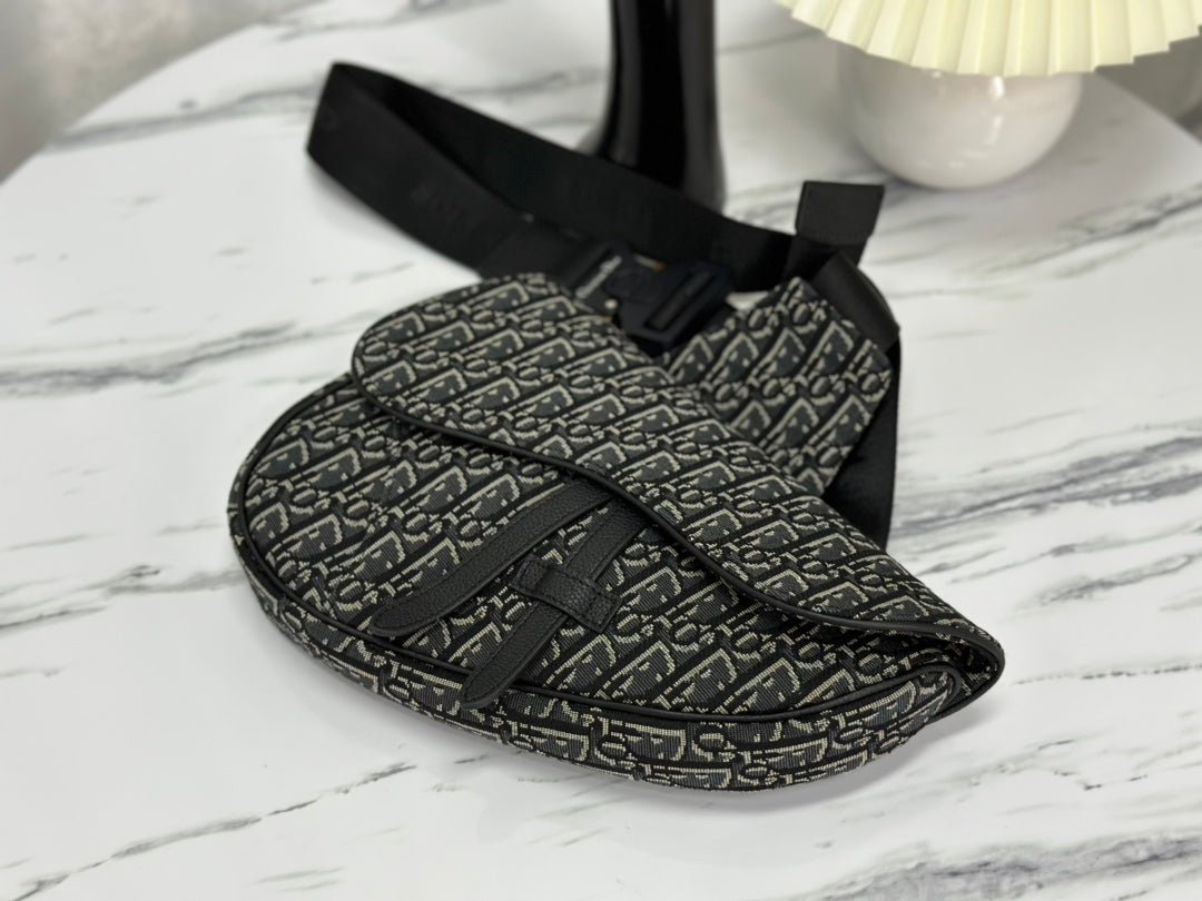{Style No: JTQ8X12L} SADDLE 28 BAG IN BLACK OBLIQUE JACQUARD - Image 2