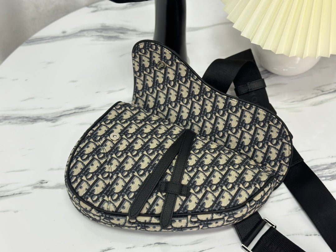 {Style No: CJ3QRHRC} SADDLE 28 BAG IN BEIGE AND BLACK OBLIQUE JACQUARD - Image 3