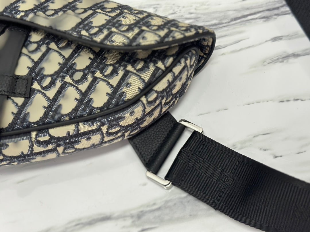 {Style No: CJ3QRHRC} SADDLE 28 BAG IN BEIGE AND BLACK OBLIQUE JACQUARD - Image 8