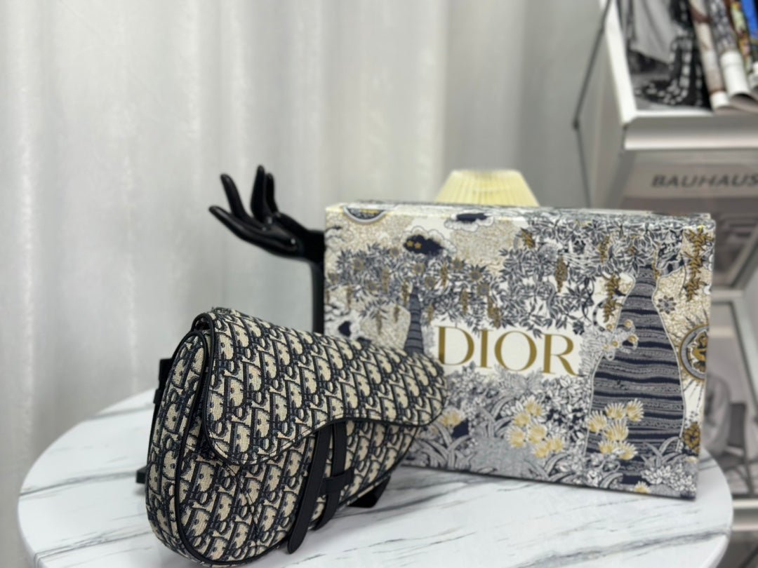 {Style No: CJ3QRHRC} SADDLE 28 BAG IN BEIGE AND BLACK OBLIQUE JACQUARD - Image 4