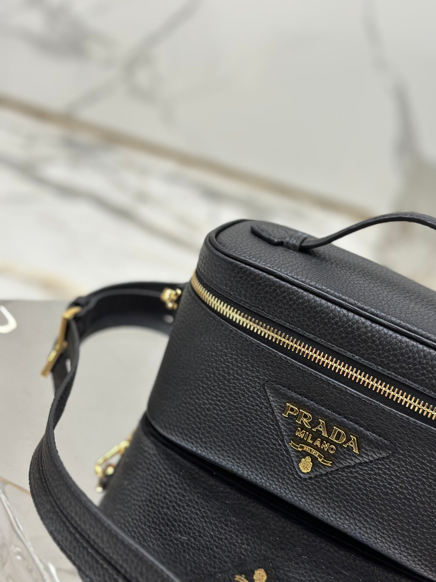 {Style No: QACHQ28B} VANITY CASE 18 IN BLACK GRAINED CALFSKIN GOLD HARDWARE - Image 4