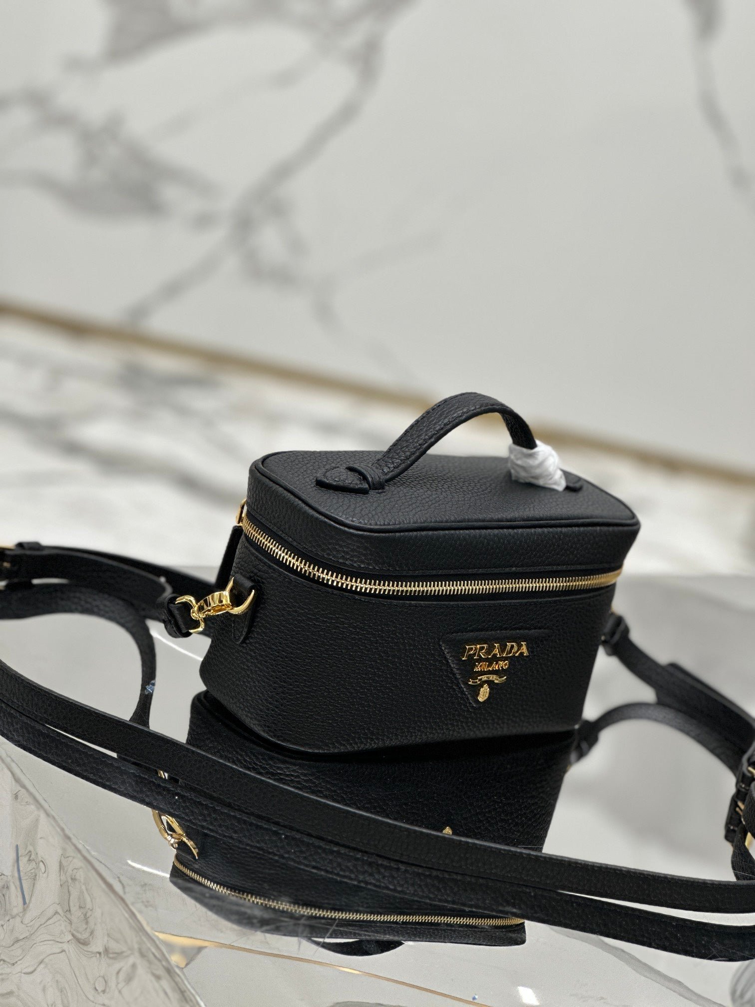 {Style No: QACHQ28B} VANITY CASE 18 IN BLACK GRAINED CALFSKIN GOLD HARDWARE - Image 5