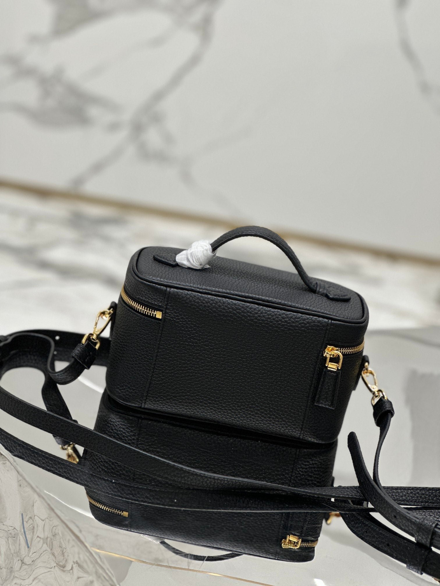 {Style No: QACHQ28B} VANITY CASE 18 IN BLACK GRAINED CALFSKIN GOLD HARDWARE - Image 6