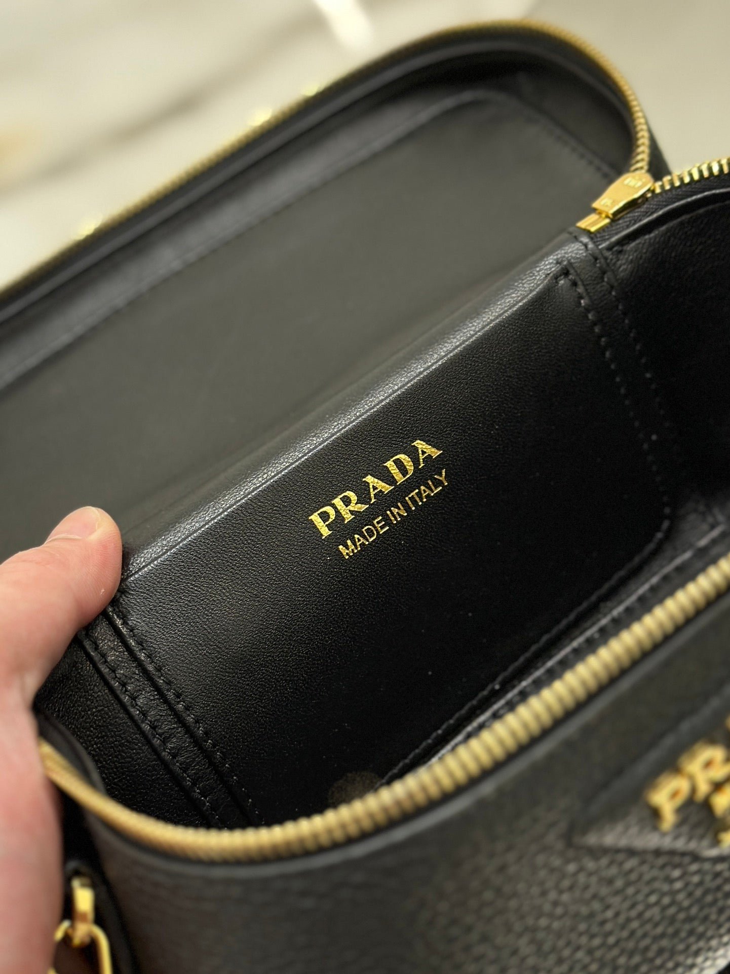 {Style No: QACHQ28B} VANITY CASE 18 IN BLACK GRAINED CALFSKIN GOLD HARDWARE - Image 8