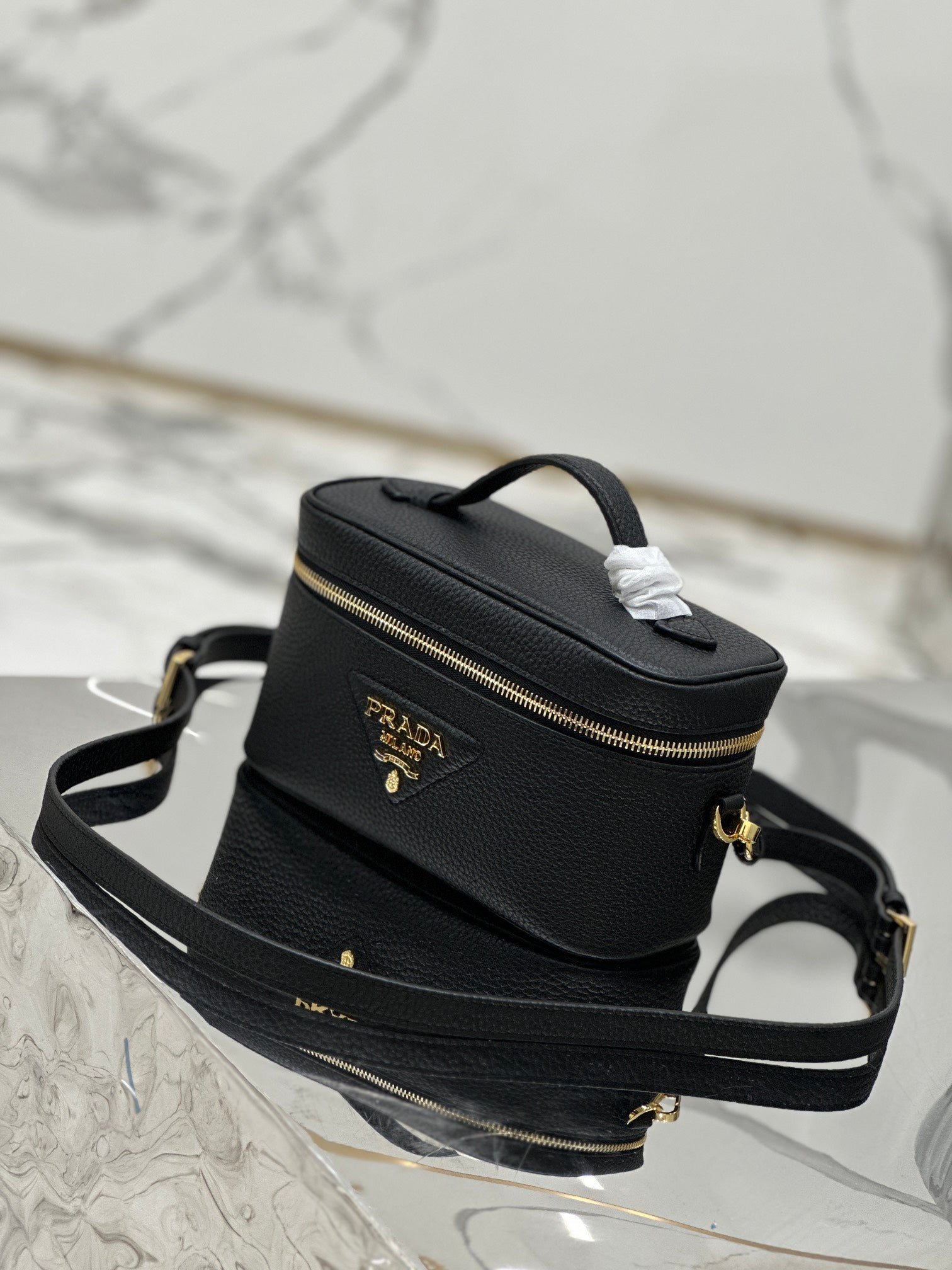 {Style No: QACHQ28B} VANITY CASE 18 IN BLACK GRAINED CALFSKIN GOLD HARDWARE - Image 2