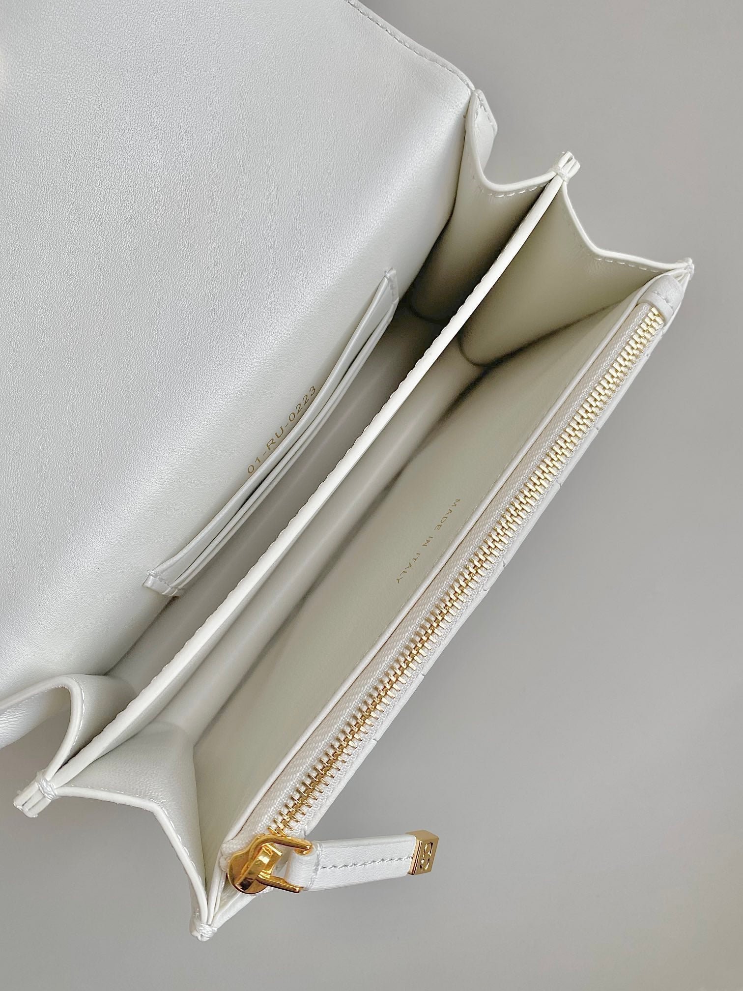 {Style No: 33GRWUEG} MINI CHAIN BAG 17 IN WHITE CALFSKIN - Image 7