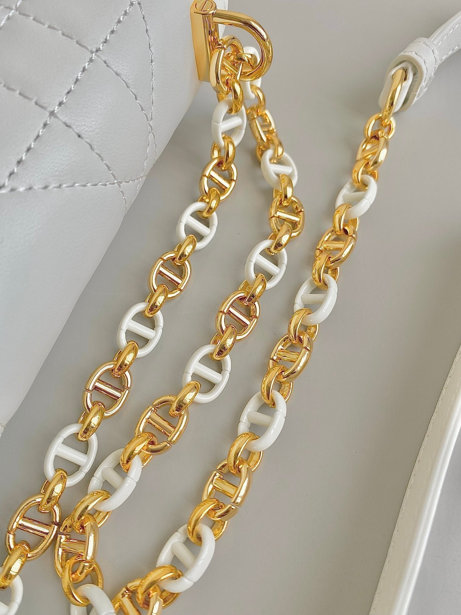{Style No: 33GRWUEG} MINI CHAIN BAG 17 IN WHITE CALFSKIN - Image 9
