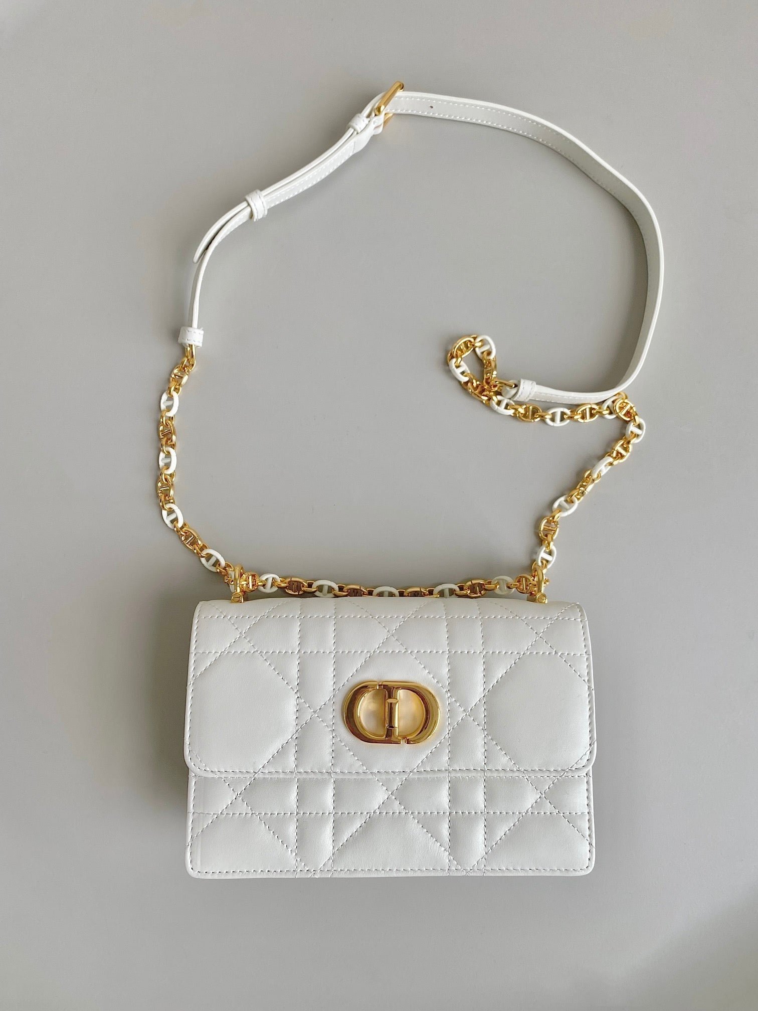 {Style No: 33GRWUEG} MINI CHAIN BAG 17 IN WHITE CALFSKIN - Image 2