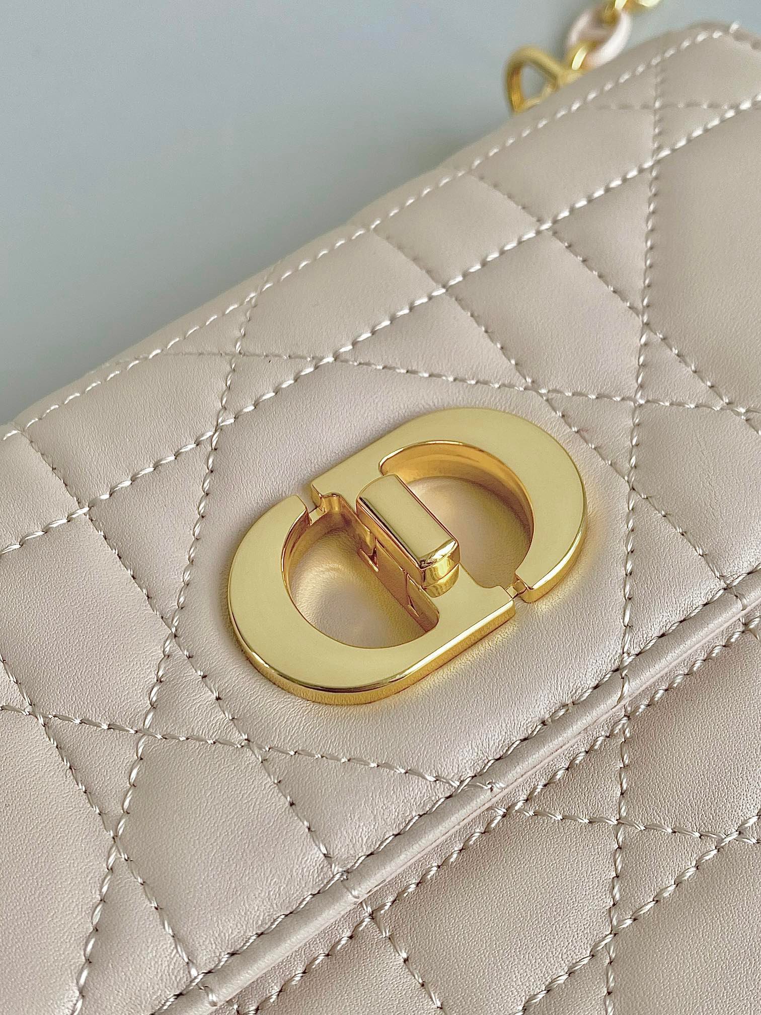 {Style No: VOR45KO9} MINI CHAIN BAG 17 IN BEIGE CALFSKIN - Image 5