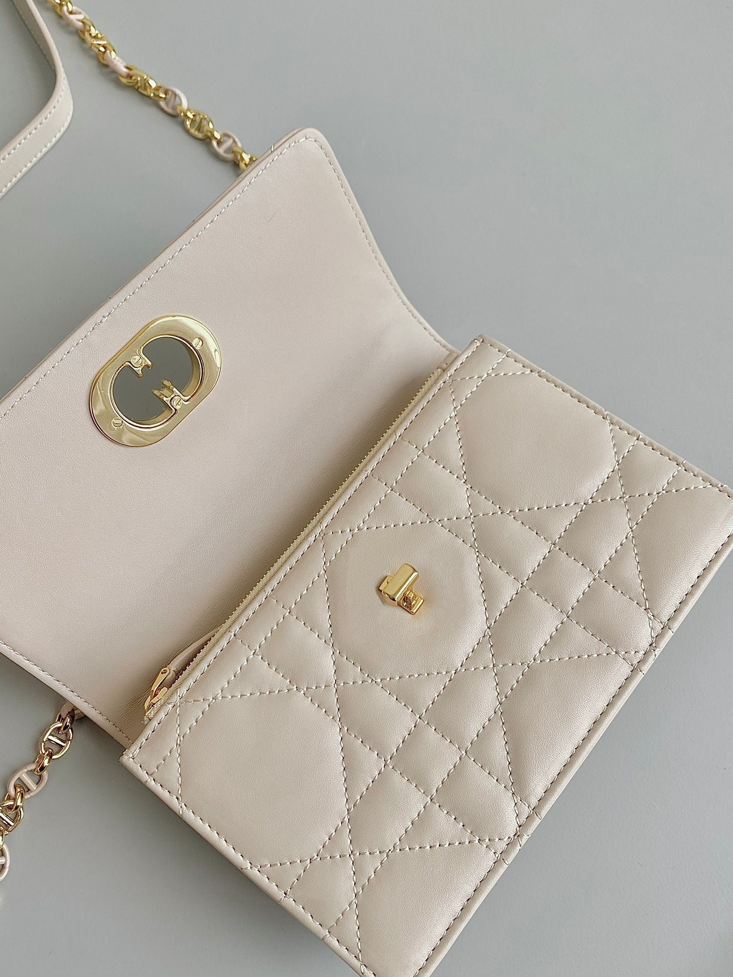 {Style No: VOR45KO9} MINI CHAIN BAG 17 IN BEIGE CALFSKIN - Image 4