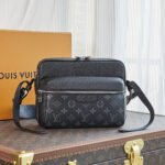 {Style No: OAGFW5HC} OUTDOOR MESSENGER 26 IN BLACK TAIGA LEATHER MIX MONOGRAM ECLIPSE CANVAS