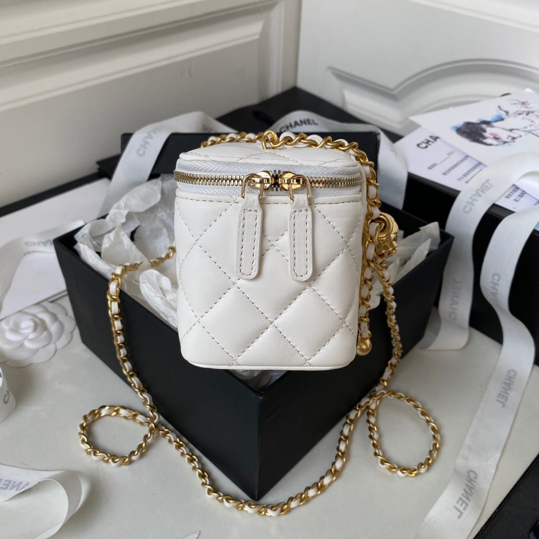 {Style No: TF7RLNWJ} SMALL VANITY CASE 17 IN WHITE CALFSKIN GOLD HARDWARE - Image 5