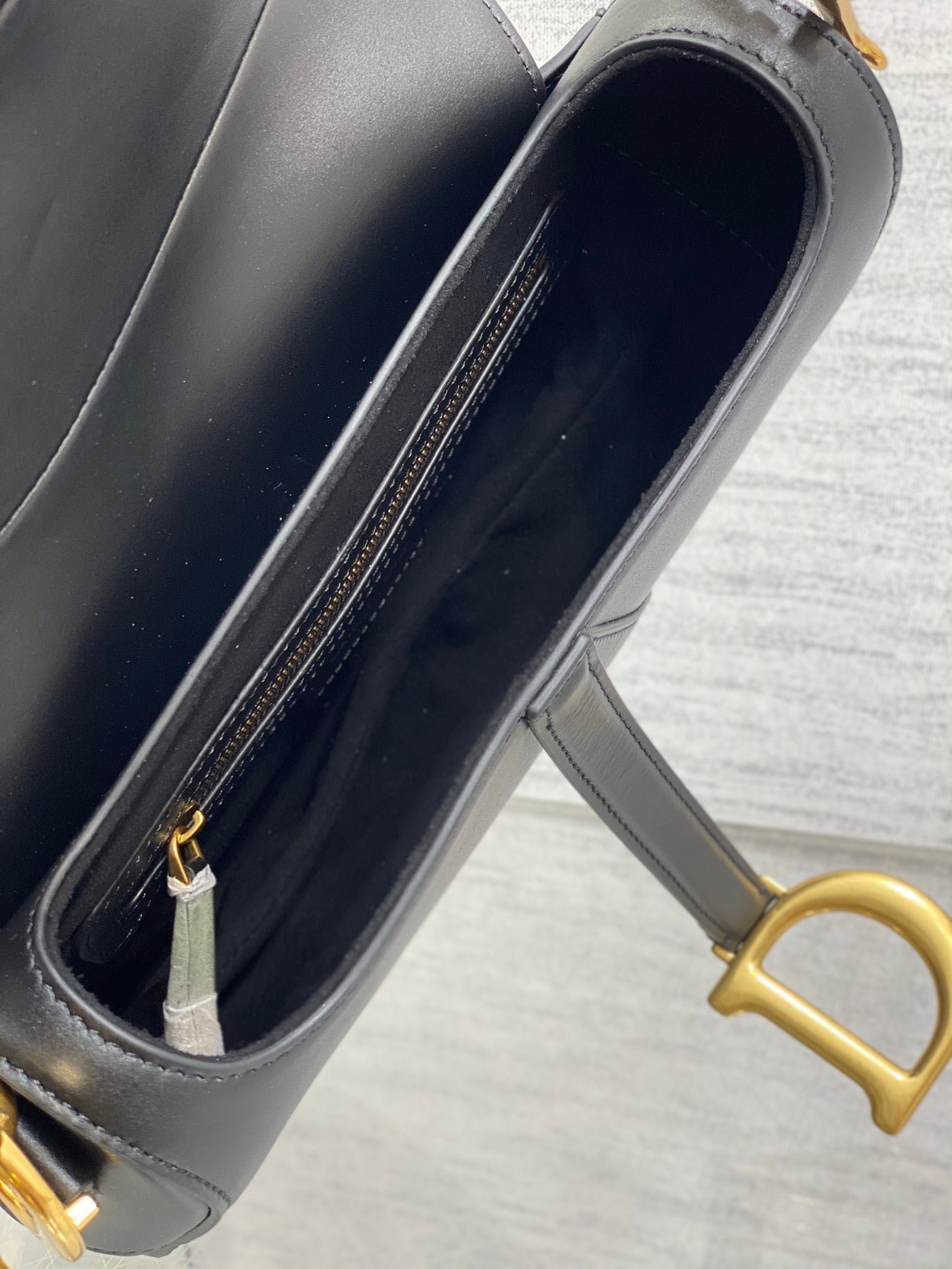 {Style No: VE1RW7OT} SADDLE BAG 24 IN BLACK CALFSKIN GOLD HARDWARE - Image 6