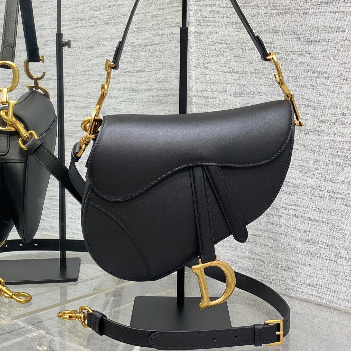 {Style No: VE1RW7OT} SADDLE BAG 24 IN BLACK CALFSKIN GOLD HARDWARE