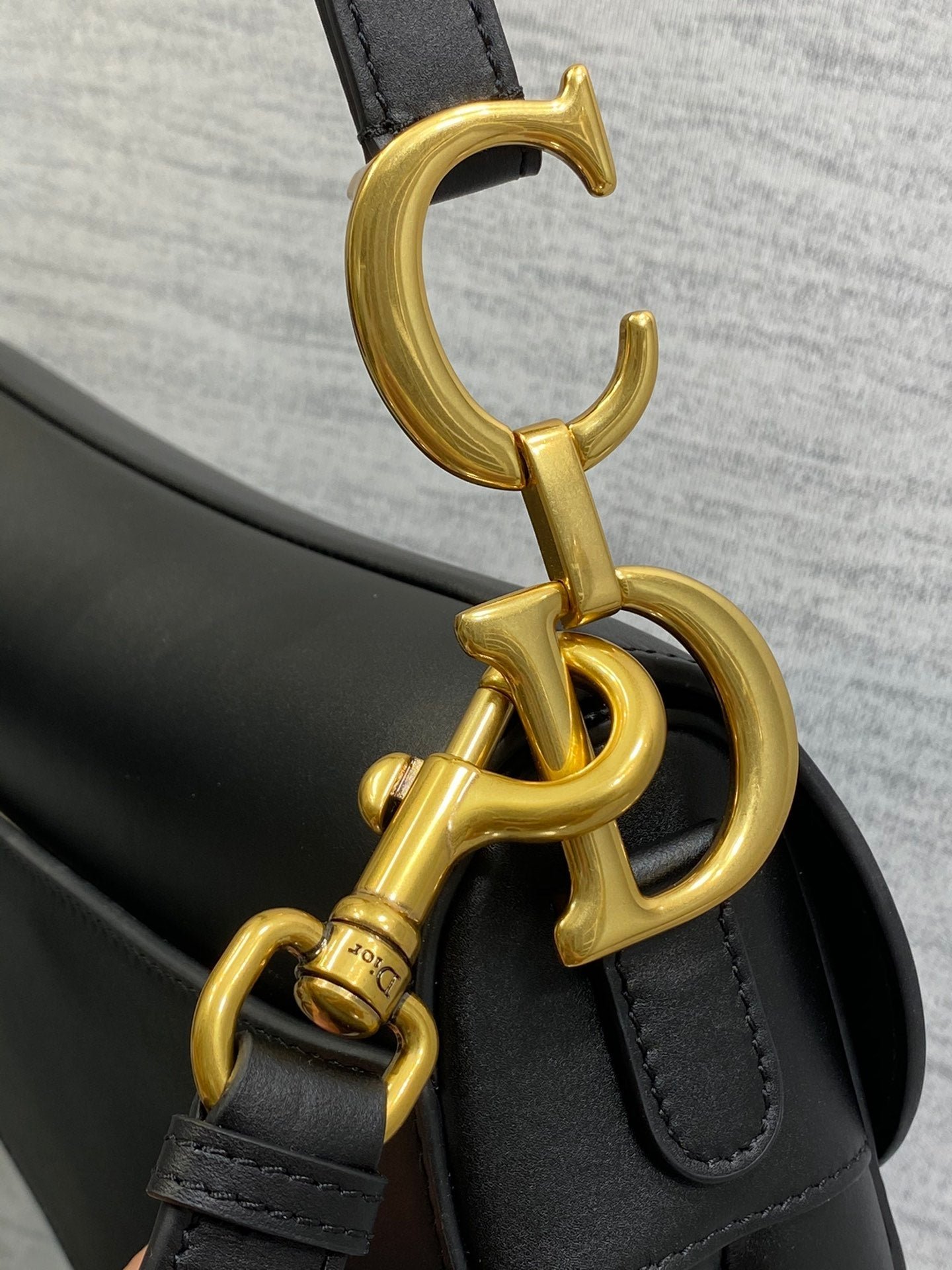 {Style No: VE1RW7OT} SADDLE BAG 24 IN BLACK CALFSKIN GOLD HARDWARE - Image 7