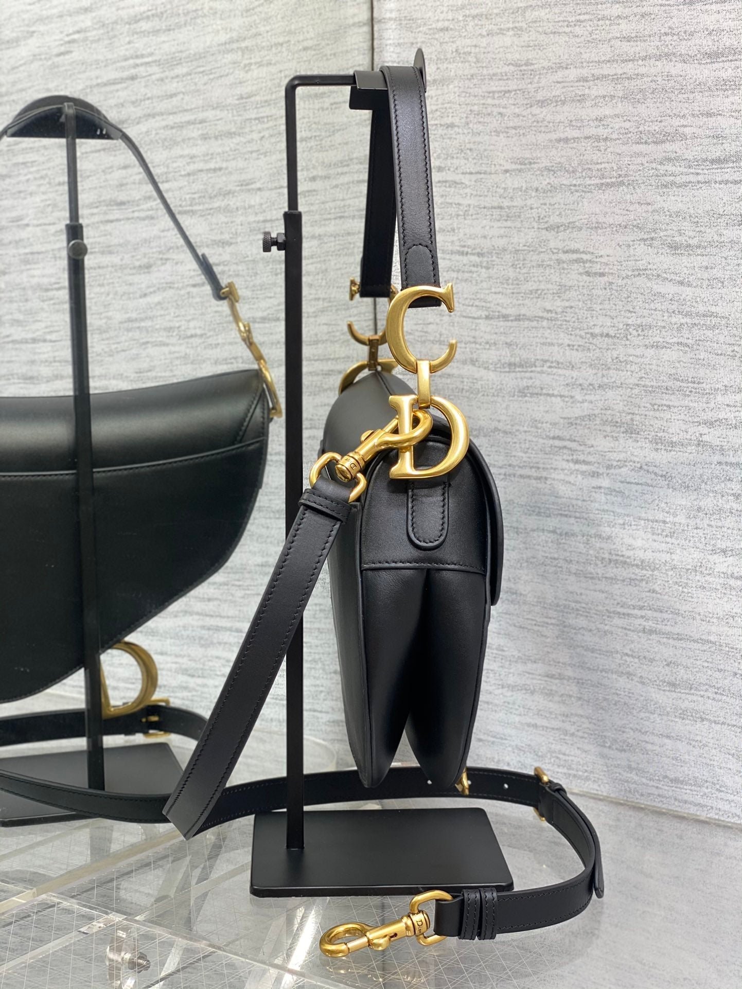 {Style No: VE1RW7OT} SADDLE BAG 24 IN BLACK CALFSKIN GOLD HARDWARE - Image 5