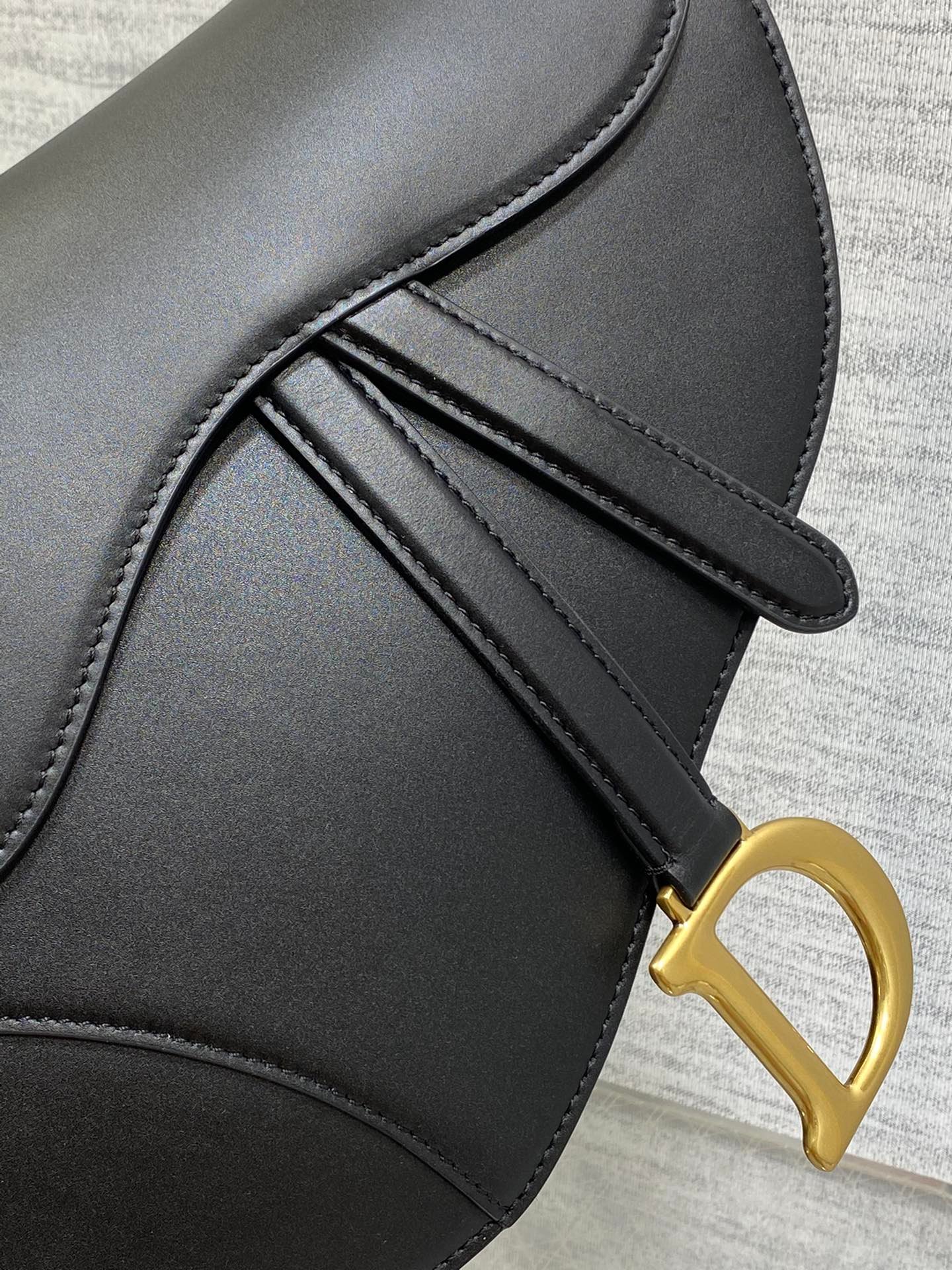 {Style No: VE1RW7OT} SADDLE BAG 24 IN BLACK CALFSKIN GOLD HARDWARE - Image 2