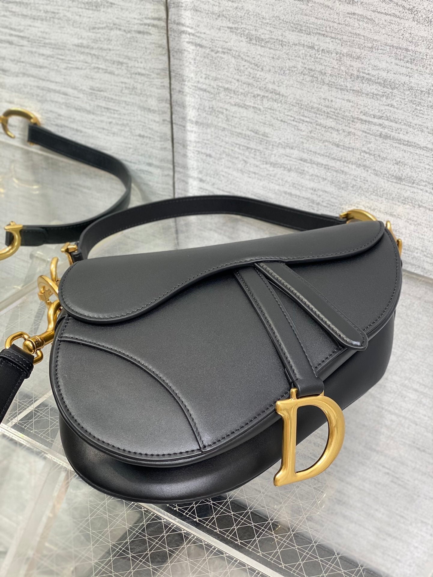 {Style No: VE1RW7OT} SADDLE BAG 24 IN BLACK CALFSKIN GOLD HARDWARE - Image 4
