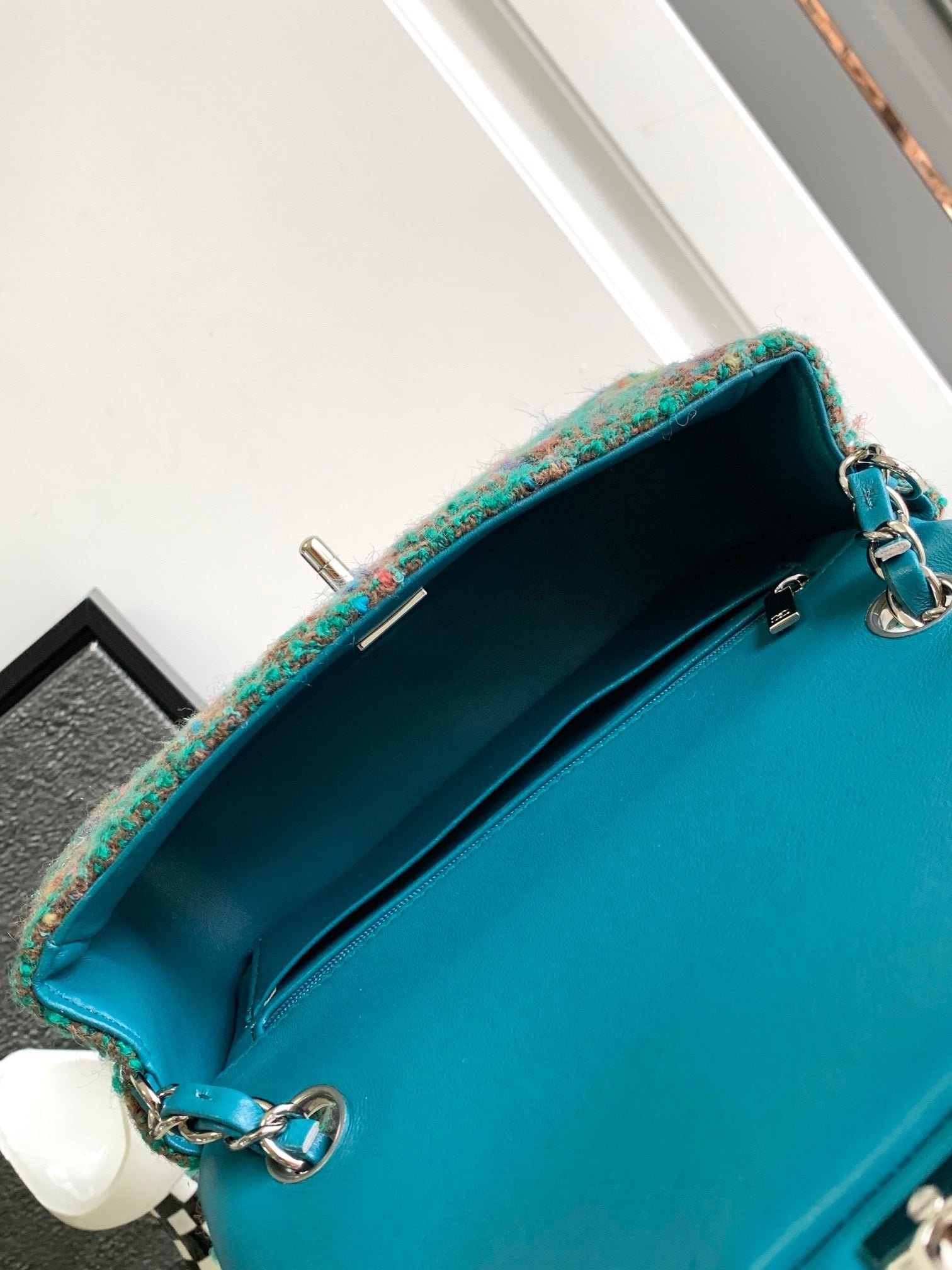 {Style No: 542HXVMU} CC MEDIUM 20 CLASSIC BAG IN GREEN FOREST WOOL TWEED - Image 9