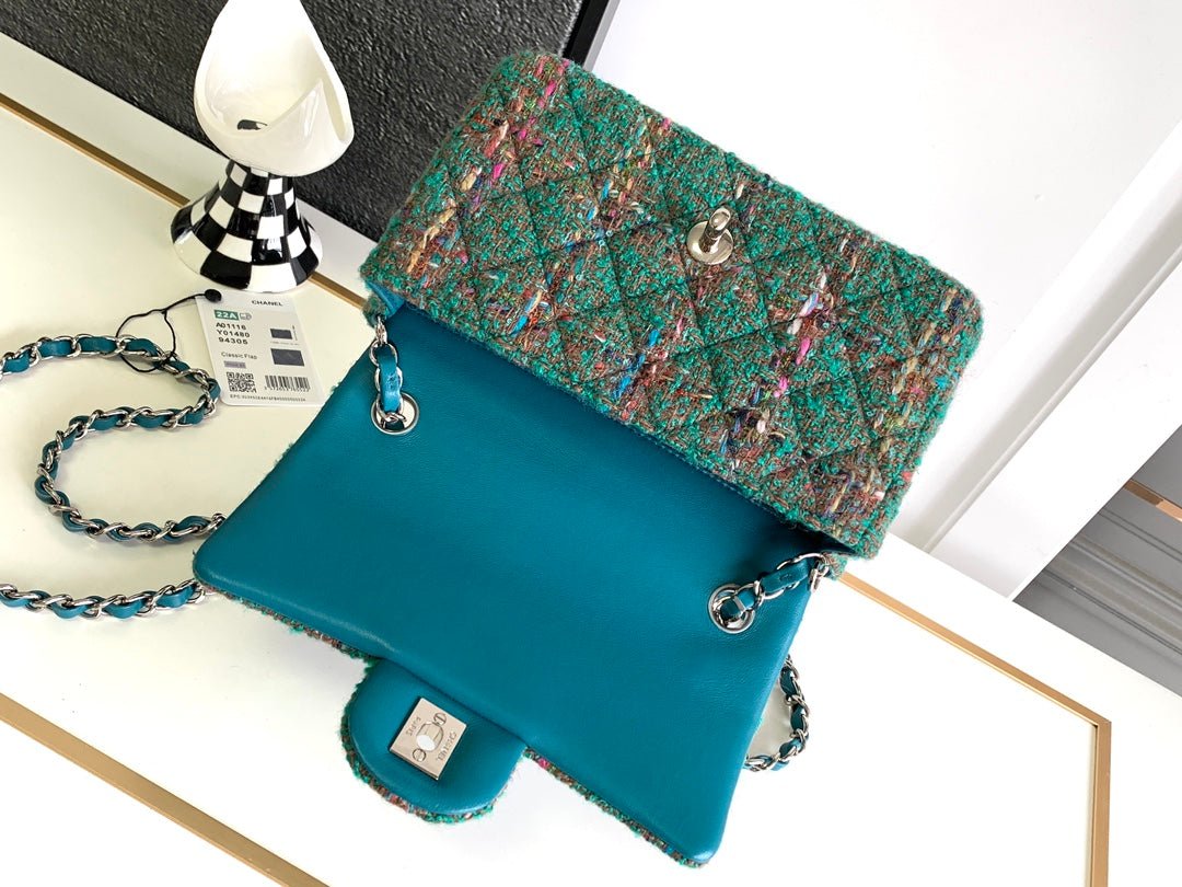 {Style No: 542HXVMU} CC MEDIUM 20 CLASSIC BAG IN GREEN FOREST WOOL TWEED - Image 3