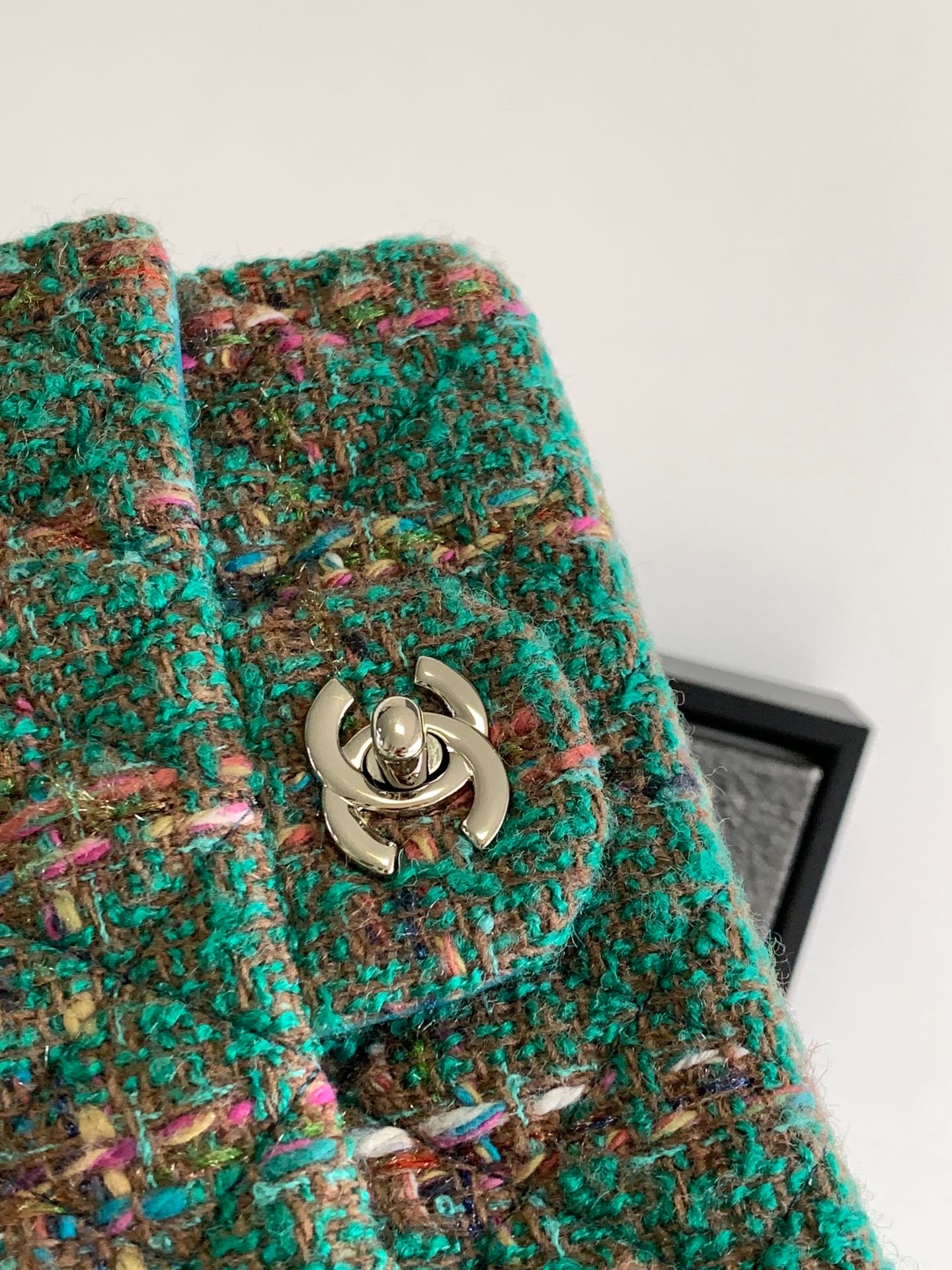 {Style No: 542HXVMU} CC MEDIUM 20 CLASSIC BAG IN GREEN FOREST WOOL TWEED - Image 5