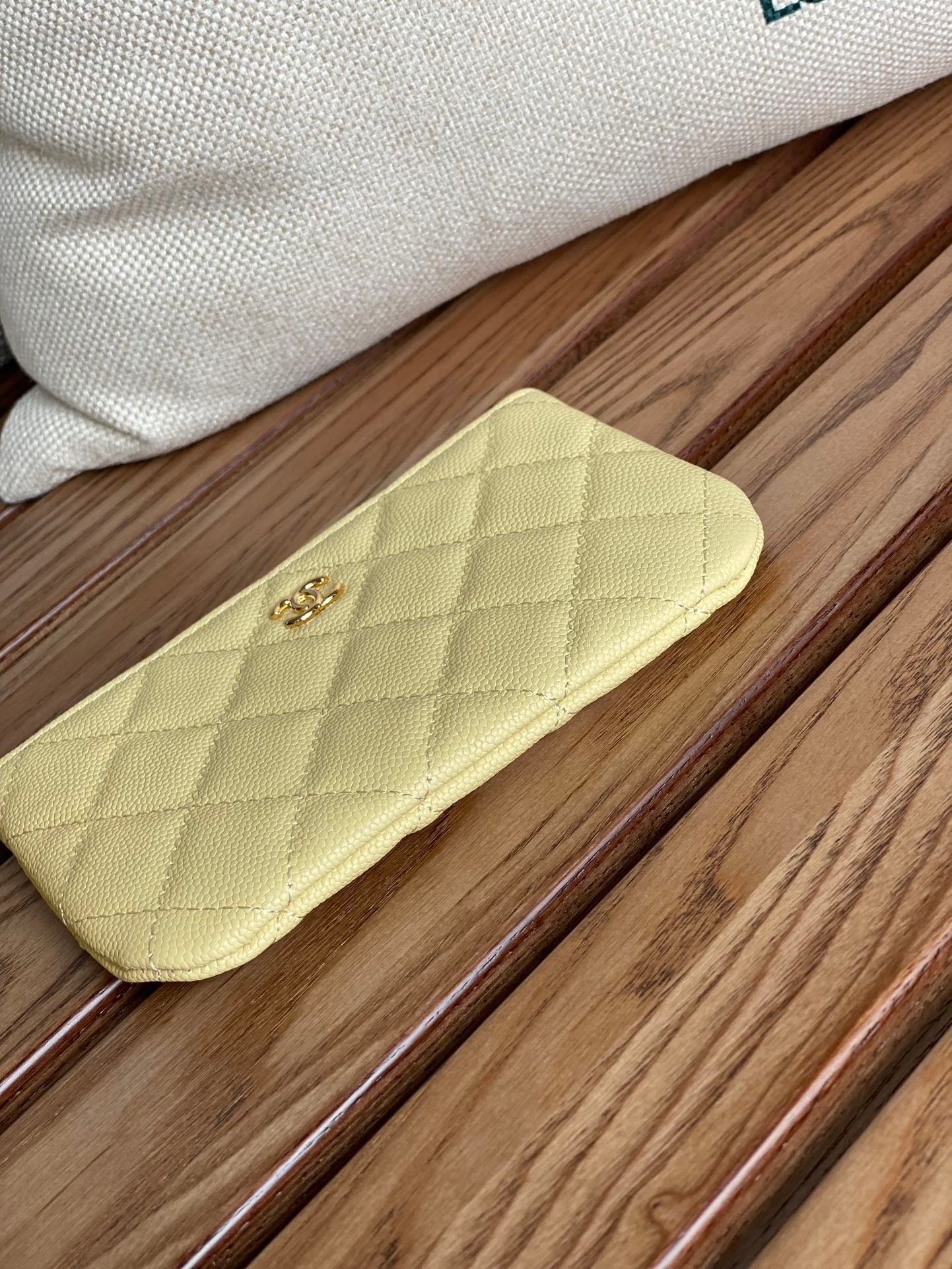 {Style No: XJF1E28A} CC CLASSIC SMALL 15 ZIPPED POUCH IN YELLOW CORN GRAINED CALFSKIN - Image 3
