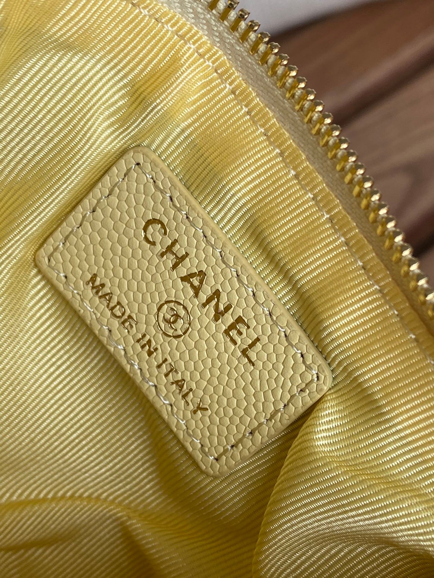 {Style No: XJF1E28A} CC CLASSIC SMALL 15 ZIPPED POUCH IN YELLOW CORN GRAINED CALFSKIN - Image 7