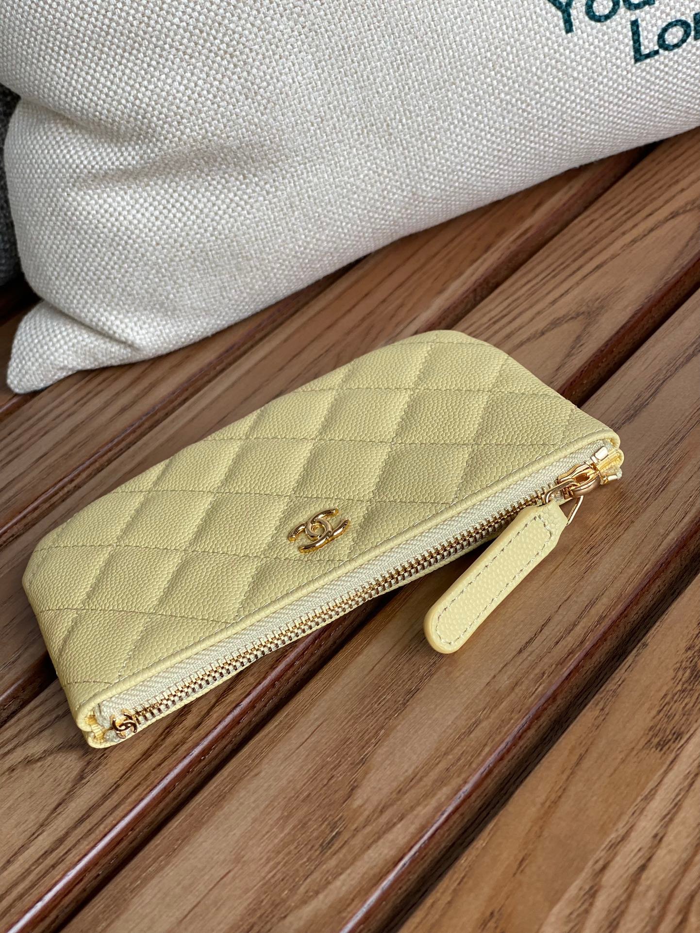 {Style No: XJF1E28A} CC CLASSIC SMALL 15 ZIPPED POUCH IN YELLOW CORN GRAINED CALFSKIN - Image 4