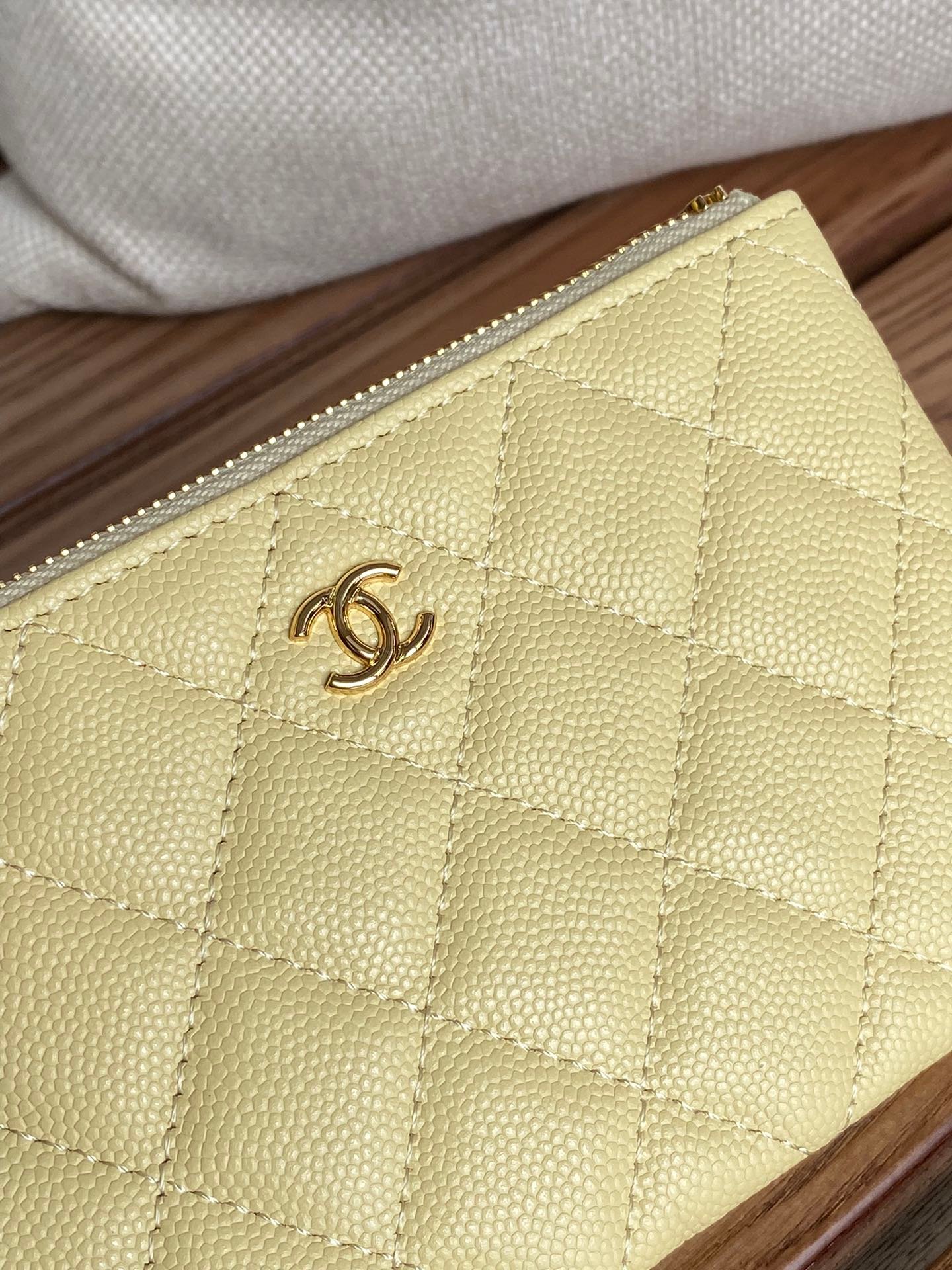 {Style No: XJF1E28A} CC CLASSIC SMALL 15 ZIPPED POUCH IN YELLOW CORN GRAINED CALFSKIN - Image 6