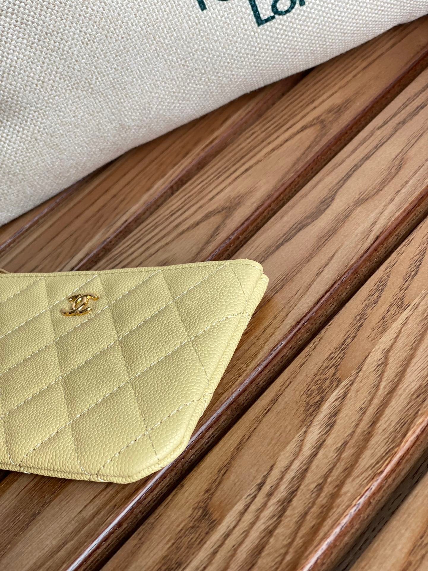 {Style No: XJF1E28A} CC CLASSIC SMALL 15 ZIPPED POUCH IN YELLOW CORN GRAINED CALFSKIN - Image 5